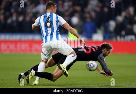 Jonathan Hogg (à gauche) et Nick Powell de Stoke City se battent pour le ballon Banque D'Images