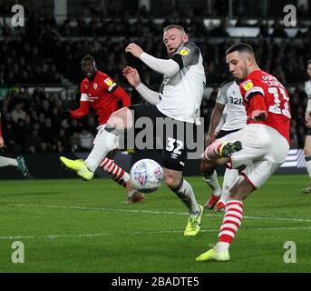 Wayne Rooney (à gauche) du comté de Derby bloque un tir de Barnsley's Conor Chaplin Banque D'Images