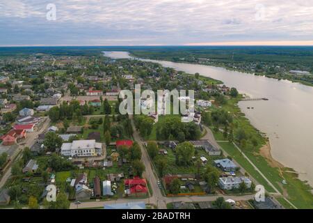 Vue aérienne de l'ancienne ville de Kargopol sur un matin d'été nuageux. Région d'Arhangelsk. Russie Banque D'Images