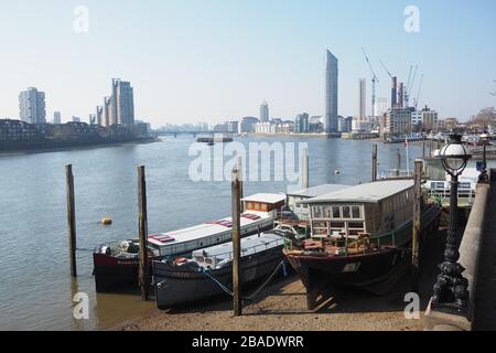 Londres, Royaume-Uni. 27 mars 2020. Londres commence la journée par un temps chaud et ensoleillé. La Tamise à Chelsea Credit: Brian Minkoff/Alay Live News Banque D'Images