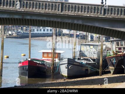 Londres, Royaume-Uni. 27 mars 2020. Londres commence la journée par un temps chaud et ensoleillé. La Tamise à Chelsea Credit: Brian Minkoff/Alay Live News Banque D'Images