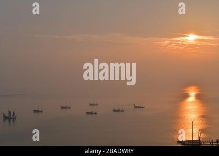 Coucher du soleil avec un certain nombre de bateaux de pêche traditionnels sur le lac Tai (ou le lac Taihu), l'un des plus grands lacs d'eau douce de Chine Banque D'Images