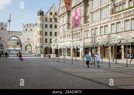 Bavière-Mucnich-Allemagne, 20. März 2020: Seulement peu de gens marchent à la Karlsplatz Stachus à Munich, qui est habituellement bondée mais reste vide à cause de th Banque D'Images