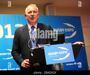 Nick Mullins, commentateur d'ESPN Rugby, parle à la fin du premier jour de l'exposition Rugby 2012 Banque D'Images