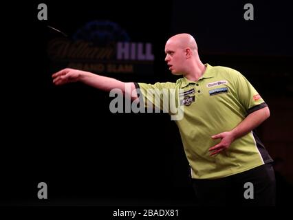 Michael van Gerwen jette contre Phil Taylor Banque D'Images