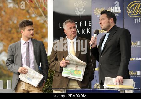 Steve Blight, vainqueur du dernier coupon « The Jumps » de William Hill (deuxième à gauche), est invité sur la plate-forme de présentation de Lingfield Park à participer aux délibérations de la journée Banque D'Images