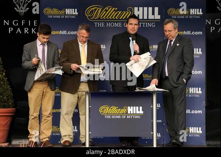 Steve Blight, vainqueur du dernier coupon « The Jumps » de William Hill (deuxième à gauche), est invité sur la plate-forme de présentation de Lingfield Park à participer aux délibérations de la journée Banque D'Images