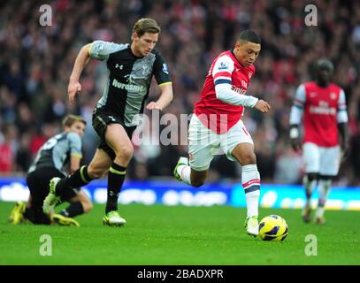 Alex Oxlade-Chamberlain d'Arsenal s'éloigne de Jan Vertonghen de Tottenham Hotspur (à gauche) Banque D'Images