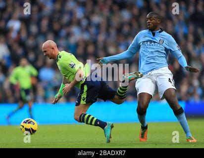 Stephen Ireland (à gauche) d'Aston Villa prend un dégringolade sur Yaya Toure de Manchester City (à droite) Banque D'Images