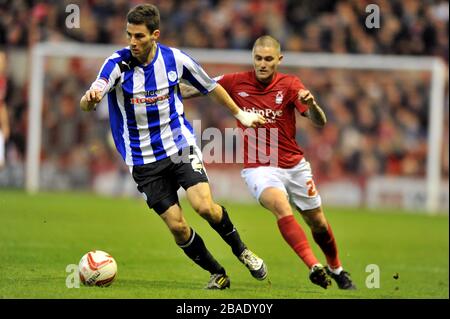 Henri Lansbury de Nottingham Forest et Lewis Buxton de Sheffield Wednesday bataille pour le ballon Banque D'Images