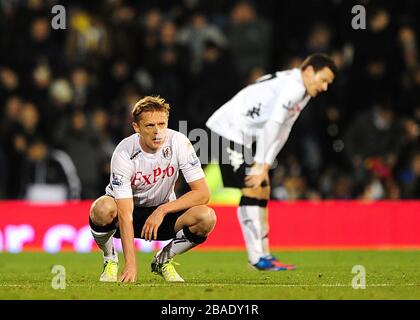 Damien Duff de Fulham (à gauche) et Sascha Riether (à droite) déjectés après le coup de sifflet final Banque D'Images