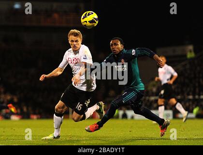 Damien Duff de Fulham (à gauche) et Danny Rose de Sunderland (à droite) se battent pour le ballon Banque D'Images