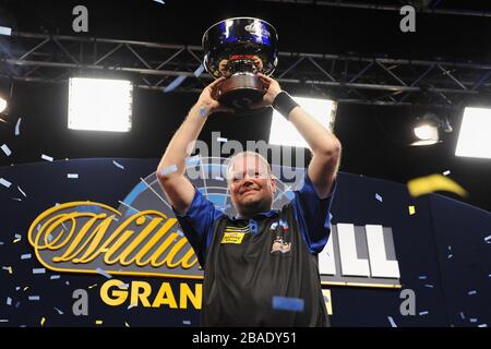 Raymond van Barneveld célèbre la victoire du Grand Chelem des fléchettes Banque D'Images