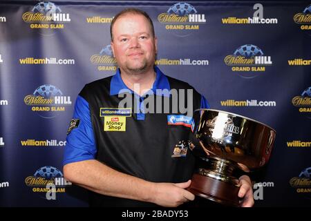 Raymond van Barneveld célèbre la victoire du Grand Chelem des fléchettes Banque D'Images