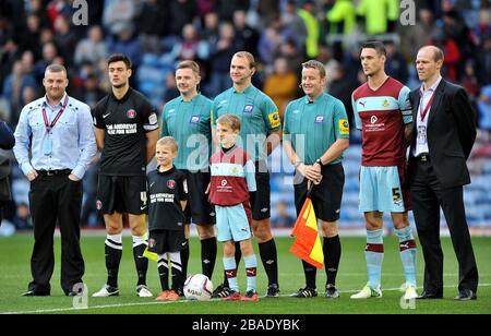 Le capitaine Charlton Athletic Johnnie Jackson (2ème à gauche) et le capitaine Burnley Jason Shackell (2ème à droite) s'alignent avec les officiels et les mascottes avant le match. Banque D'Images