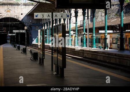 La gare de São Bento, à Porto, a été complètement vide en raison de la pandémie de covid-19, le 26 mars 2020. Banque D'Images