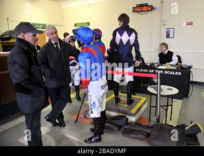 Les jockeys dans la salle de pesage avant la mise sur le football d'aujourd'hui à bluesq.com Handicap Stakes Banque D'Images