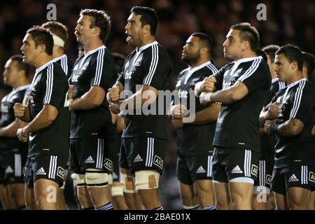 Les Maoris All Blacks exécutent un haka avant le jeu Banque D'Images