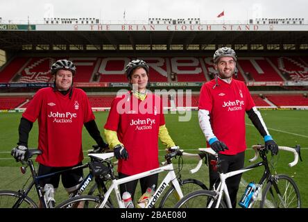 Les cyclistes Rowan Staszkiewicz, Scott Wilson et Matthew Vincent Pitchside avant leur trajet en vélo de 26 miles depuis le City Ground, Nottingham jusqu'au King Power Stadium, Leicester pour recueillir de l'argent pour Prostate Cancer UK et la Société Alzheimer. Banque D'Images