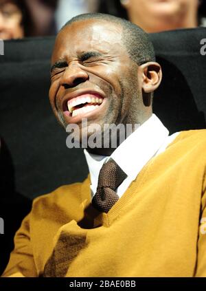 Le Fabrice Muamba de Bolton Wanderers réagit à une plaisanterie pendant un intervalle au match d'Andy Murray JO Wfried Tsonga Banque D'Images