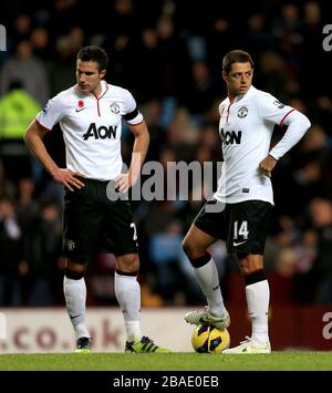 Robin van Persie (à gauche) et Javier Hernandez de Manchester United se préparent à démarrer au début de la seconde moitié Banque D'Images