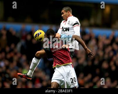 Chris Smalling (à droite) et Christian Benteke d'Aston Villa combattent pour le ballon Banque D'Images