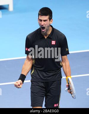 Le Novak Djokovic de Serbie célèbre la défaite de Roger Federer en Suisse Banque D'Images