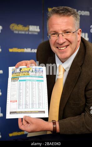 Steve Blight, gagnant du dernier concours William Hill « The Jumps », pose avec ce coupon d'années Banque D'Images