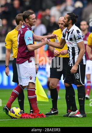 Kevin Nolan de West Ham United (à gauche) et Jonas Gutierrez (à droite) de Newcastle United secouent les mains avant de démarrer Banque D'Images