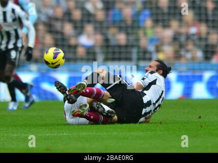 Jonas Gutierrez (à droite) de Newcastle United s'oppose à West Ham United's Yossi Benayoun (à gauche) lorsqu'ils affrontent le ballon Banque D'Images