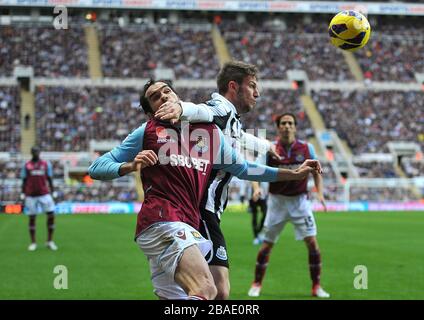 Davide Santon de Newcastle United (à droite) se tient en arrière James Tomkins de West Ham United (à gauche) Banque D'Images