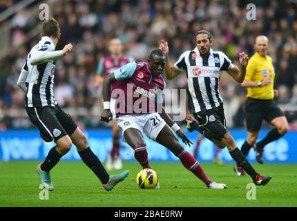 Davide Santon de Newcastle United (à gauche) et Jonas Gutierrez (à droite) se trouvent à proximité de Mohamed Diame (au centre) de West Ham United. Banque D'Images