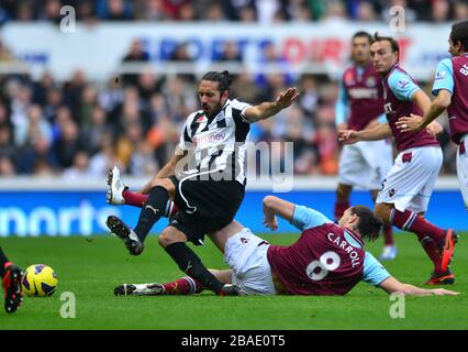 Andy Carroll (à droite) de West Ham United conteste Jonas Gutierrez (à gauche) de Newcastle United pour le ballon Banque D'Images