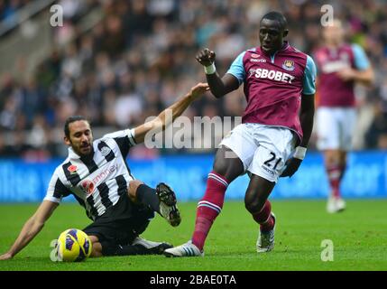 Jonas Gutierrez de Newcastle United (à gauche) et Mohamed Diame (à droite) de West Ham United en action Banque D'Images