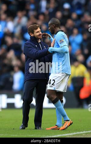 Yaya Toure de Manchester City (à droite) avec le responsable de Tottenham Hotspur Andre Villas-Boas après le coup d'envoi final Banque D'Images