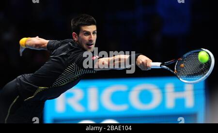 Le Novak Djokovic de Serbie sur son chemin pour vaincre Juan Martin Del Potro de l'Argentine Banque D'Images