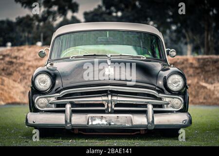 Adélaïde, Australie - 29 mars 2015 : Dodge Coronet Custom 1954 stationné sur le terrain pendant le spectacle de voiture, vue avant Banque D'Images