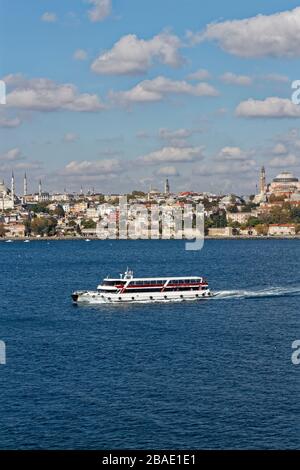 Un bateau touristique avec passagers lors d'un voyage touristique le long du canal du Bosphore à Istanbul. Banque D'Images