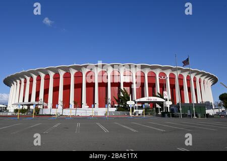 Vue générale du Forum, le jeudi 26 mars 2020, à Inglewood, en Californie, le propriétaire DE LA Clippers Steve Ballmer a conclu un accord d'achat du Forum de Madison Square Garden Co. Le mardi 24 mars 2020 pour 400 millions de dollars en espèces par l'intermédiaire d'une nouvelle entité, CAPPS LLC. L'accord, qui devrait être conclu au deuxième trimestre 2020, devrait ouvrir la voie au nouveau projet Clippers Arena. L'année dernière, l'équipe a annoncé des plans pour un aréna privé de 18 500 places, un complexe d'équipes et un centre communautaire qui seront adjacents pour s'asseoir au stade SoFi sur le boulevard West Century, entre South Prairie Ave Banque D'Images