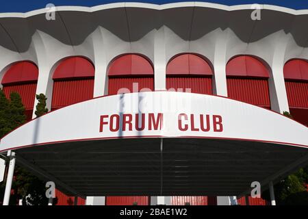 Vue d'ensemble générale de l'entrée du Forum Club au Forum, jeudi 26 mars 2020, à Inglewood, en Californie, le propriétaire DE LA Clippers Steve Ballmer a conclu un accord d'achat du Forum de Madison Square Garden Co. Le mardi 24 mars 2020 pour 400 millions de dollars en espèces par l'intermédiaire d'une nouvelle entité, CAPPS LLC. L'accord, qui devrait être conclu au deuxième trimestre 2020, devrait ouvrir la voie au nouveau projet Clippers Arena. L'équipe a annoncé l'année dernière des plans pour un aréna privé de 18 500 places, un complexe d'équipes et un centre communautaire qui seront adjacents pour s'asseoir au stade SoFi sur le boulevard West Century Banque D'Images