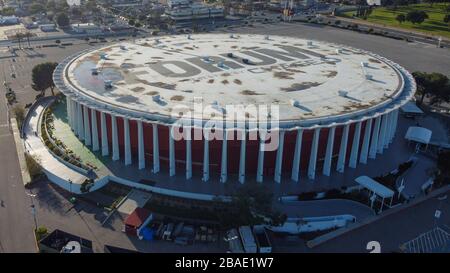 Vue générale du Forum, le jeudi 26 mars 2020, à Inglewood, en Californie, le propriétaire DE LA Clippers Steve Ballmer a conclu un accord d'achat du Forum de Madison Square Garden Co. Le mardi 24 mars 2020 pour 400 millions de dollars en espèces par l'intermédiaire d'une nouvelle entité, CAPPS LLC. L'accord, qui devrait être conclu au deuxième trimestre 2020, devrait ouvrir la voie au nouveau projet Clippers Arena. L'année dernière, l'équipe a annoncé des plans pour un aréna privé de 18 500 places, un complexe d'équipes et un centre communautaire qui seront adjacents pour s'asseoir au stade SoFi sur le boulevard West Century, entre South Prairie Ave Banque D'Images