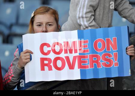 Un jeune fan de Blackburn Rovers tient une bannière qui montre le soutien de leur équipe en lisant « Come on Rovers! » Banque D'Images