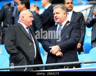 Le chef de l'exploitation de Manchester City, Graham Wallace (à droite) dans les tribunes Banque D'Images