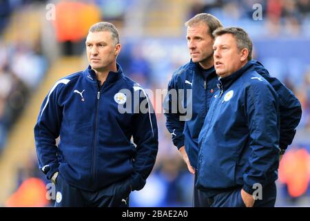Nigel Pearson, responsable de Leicester City (à gauche), au niveau de la ligne de contact avec Craig Shakespeare, directeur adjoint, et Mike Stowel, entraîneur de gardien de but (au centre) Banque D'Images