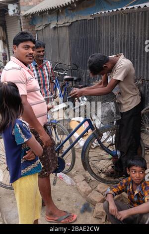 Mécanicien en atelier de réparation de vélo, Kumrokhali, Bengale-Ouest Banque D'Images