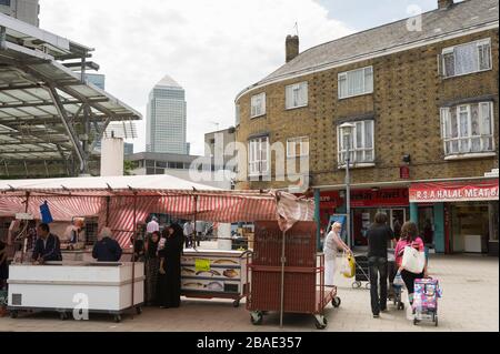 Tower blocs de Canary Wharf, quartier financier, vu de Chrisp Street Market, Tower Hamlets, Londres, Royaume-Uni. Le marché a été conçu par Frederick Gib Banque D'Images