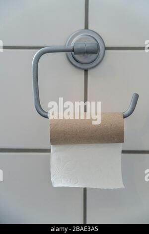 Dernière feuille de papier toilette sur un rouleau de papier toilette, Banque D'Images
