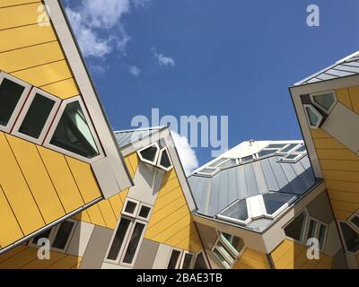 Rotterdam, Pays-Bas - juin 2019 ; gros plan sur la partie des maisons cubiques architecturales emblématiques de Rotterdam de l'architecte Piet Blom dans le plus grand nombre Banque D'Images