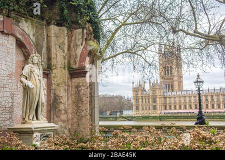 Hôpital St Thomas, grand hôpital historique de NHS en face des maisons du Parlement sur la rive sud Banque D'Images