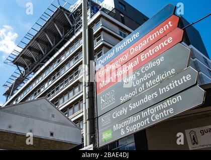 Signalisation extérieure de l'hôpital Kings Collage - un grand hôpital NHS à Camberwell, Southwark Banque D'Images